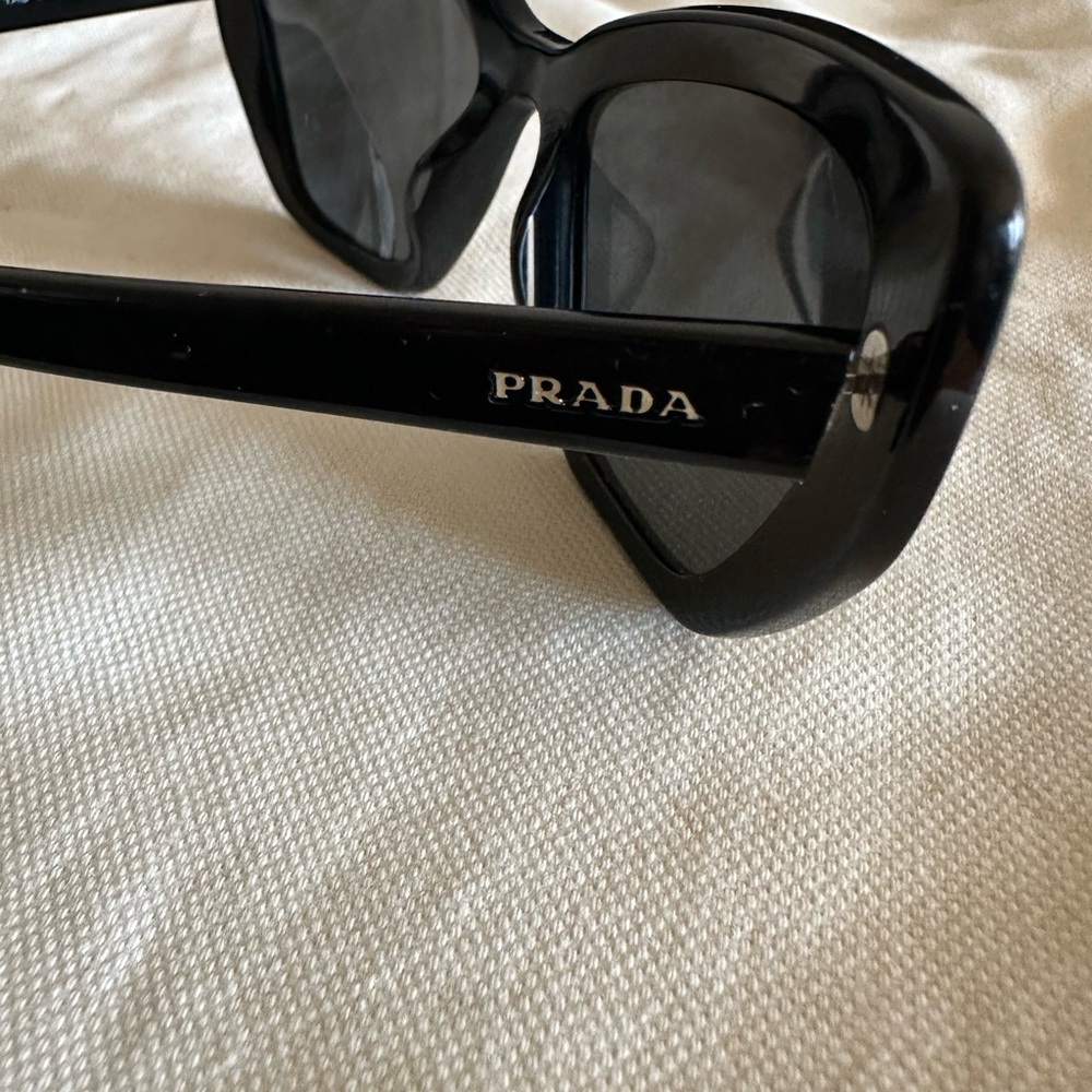 PRADA SOLD OUT Black Cat-Eye Sunglasses